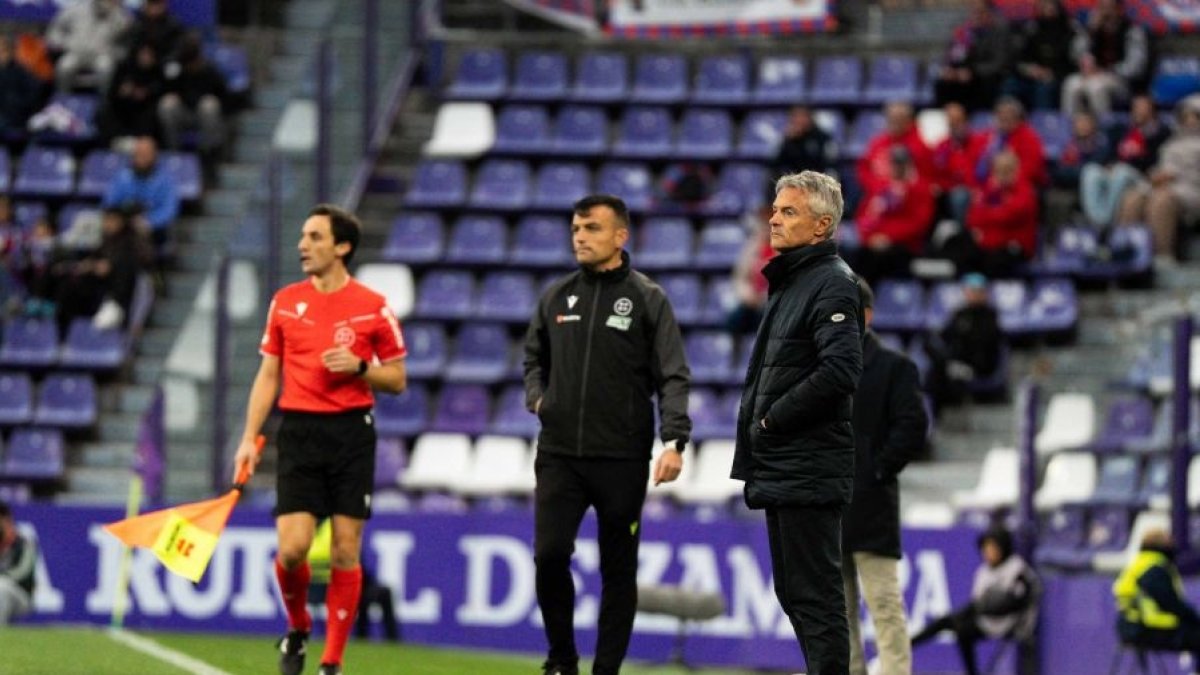 Escribá observa el partido frente al Eldense, ante el linier y el cuarto árbitro.