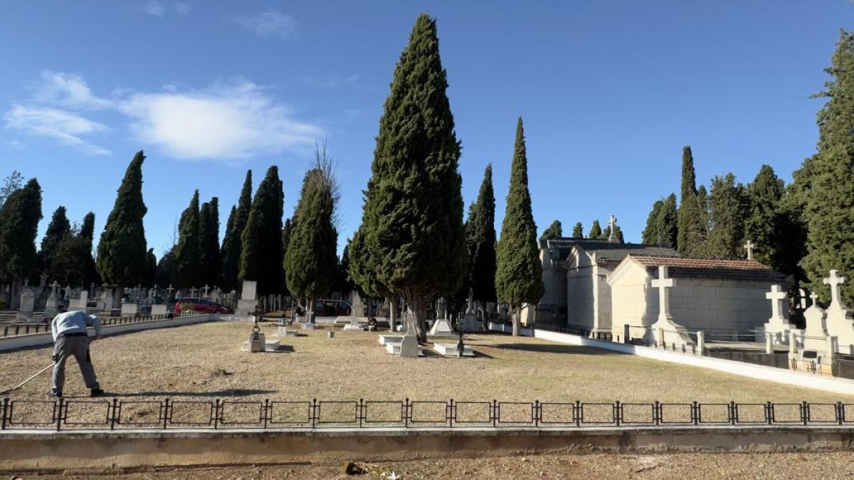 Un hombre trabaja en el cuadro 41, donde está el panteón militar, en el cementerio de El Carmen.