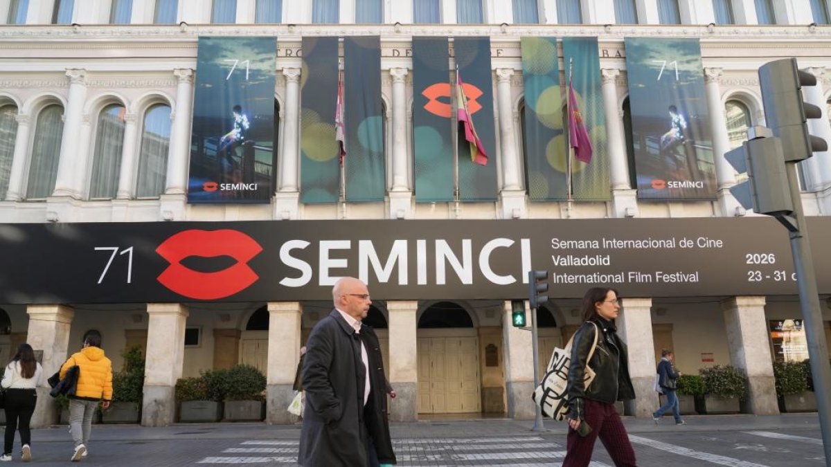 Fachada del teatro Calderón con el cartel de La SEMINCI.