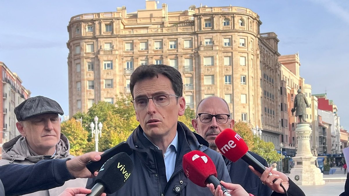 Pedro Herrero, frente al edificio de la plaza de Zorrilla.