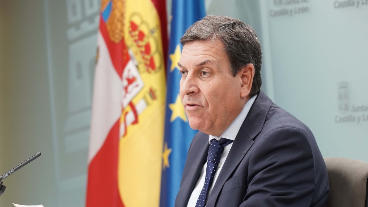 El consejero de Economía y Hacienda y portavoz, Carlos Fernández Carriedo, comparece en rueda de prensa posterior al Consejo de Gobierno.