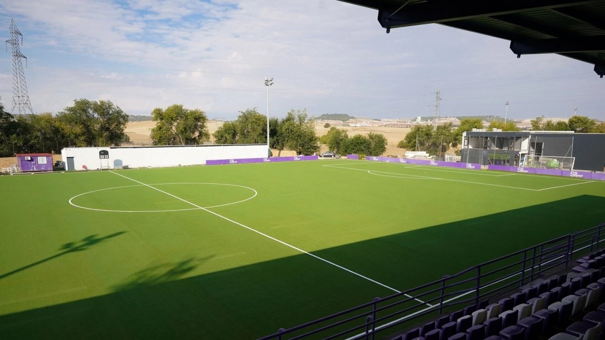 Campo 3 de los Anexos tras la instalación del nuevo césped.
