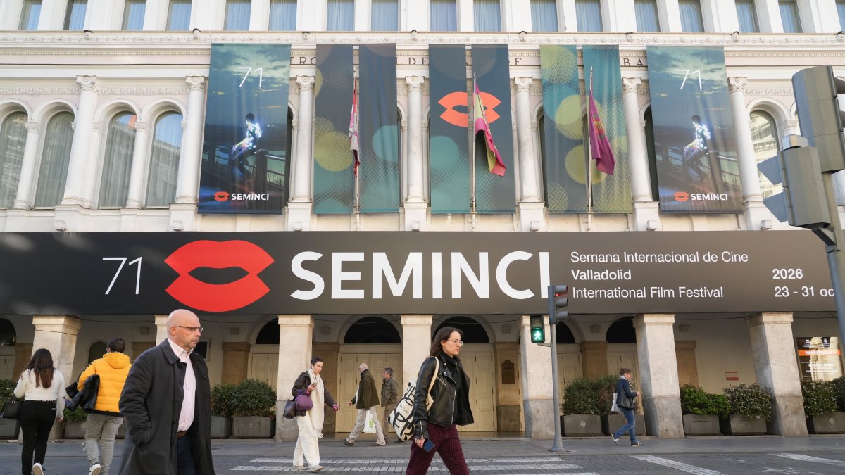 Fachada del teatro Calderón con el cartel de la 71 edición de la Seminci