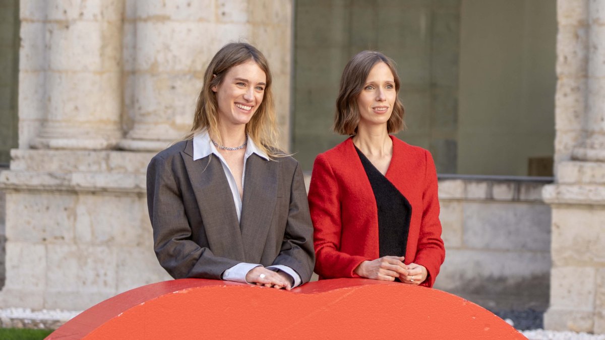 Lili Horvát (D), junto a la actriz Mackenzie Davis, esta mañana en el Patio Herreriano.