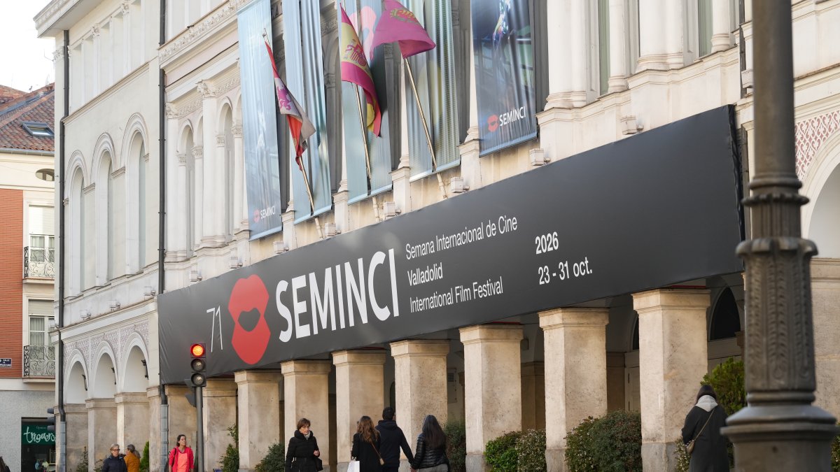 Fachada del teatro Calderón con el cartel de la SEMINCI