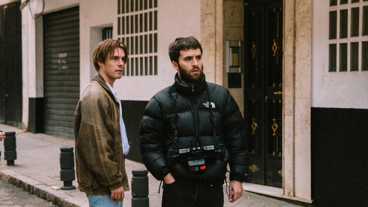 Ricardo Gómez, en el rodaje de su ópera prima 'Una familia' junto al actor Patrick Criado