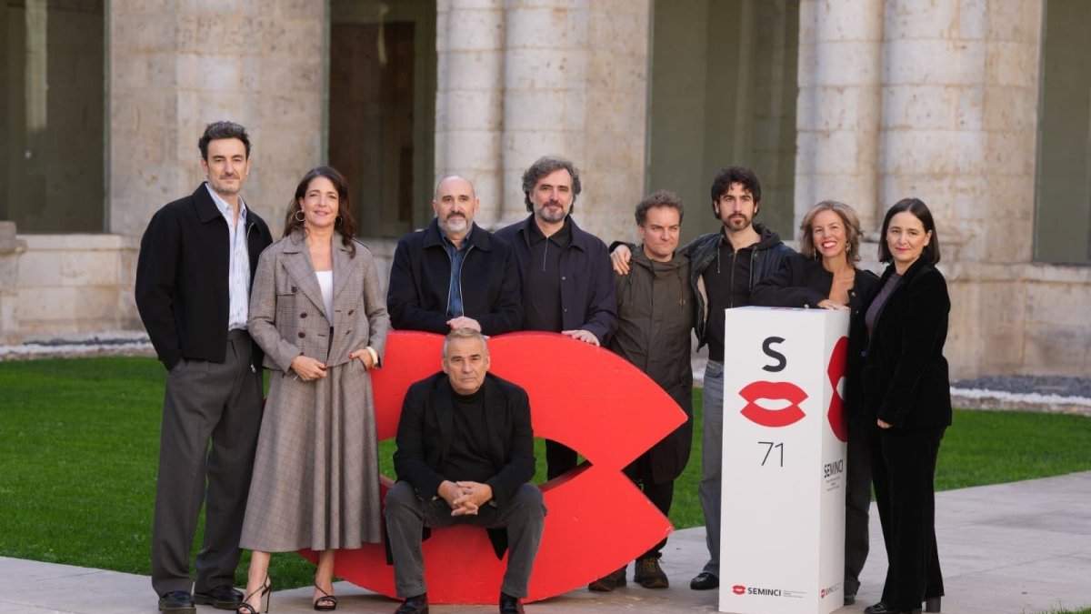 Equipo de la serie 'Matar a un oso' en la Foto del Día de la primera jornada de la 71 Seminci.
CULTURA
SEMINCI