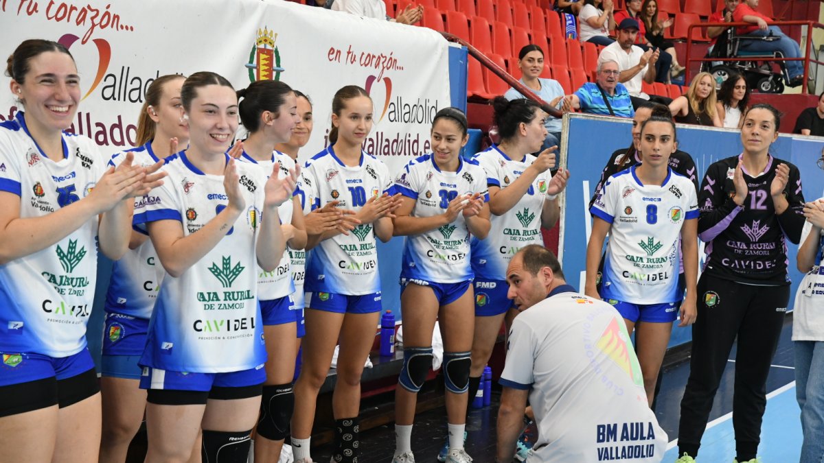 Javier Rujas da instrucciones en un tiempo muerto.