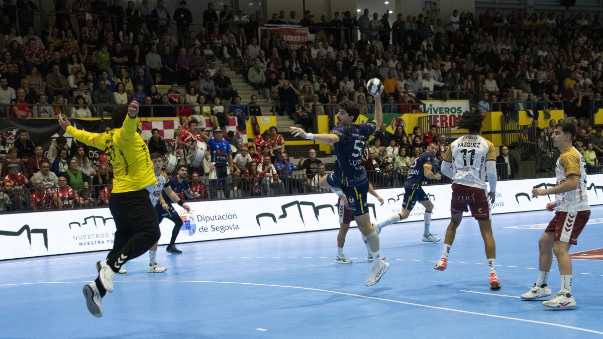 El pivote Lucas Ribeiro tira desde seis metros en la cancha del BMNava.