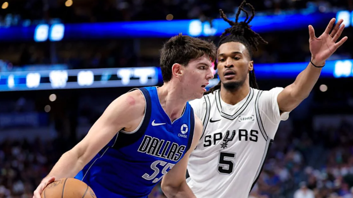 Sergio de Larrea es defendido por el base de los Spurs Stephon Castle.