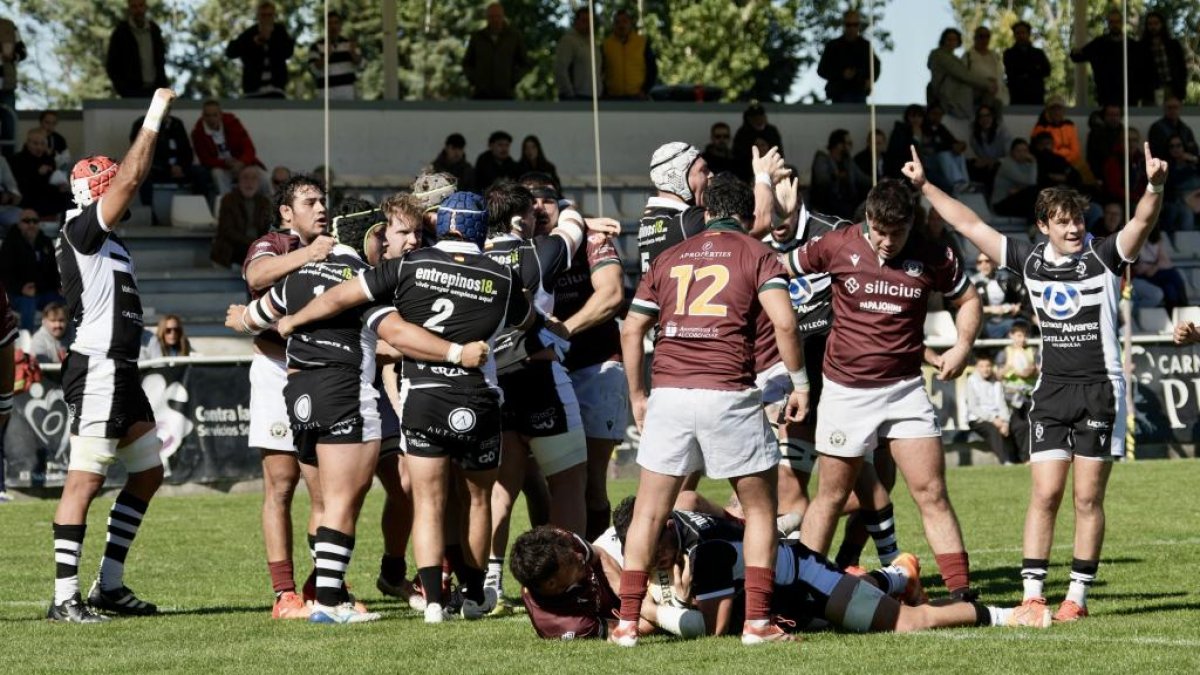 Una imagen del duelo jugado en pepe rojo entre Vulcanizados Älvarez y Silicius Alcobendas.