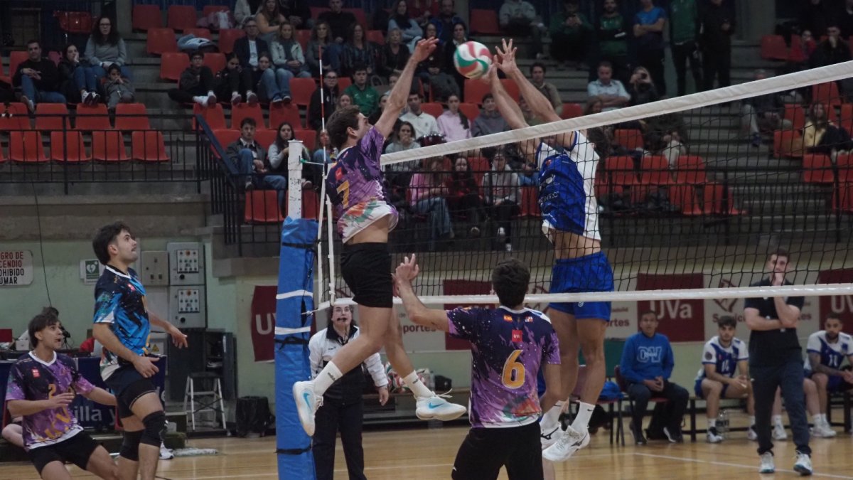 Una imagen del partido jugado en Fuente la Mora entre el UVa VCV y Oviedo.