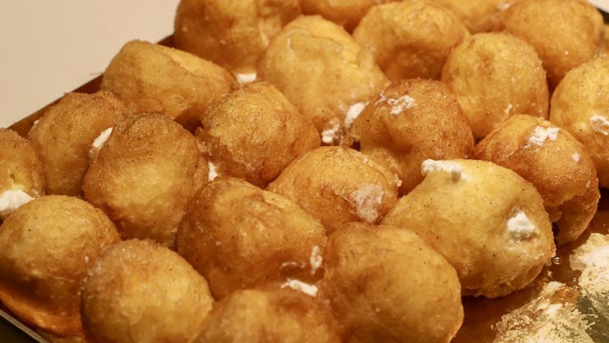 Buñuelos en el escaparate de El Bombón este lunes.