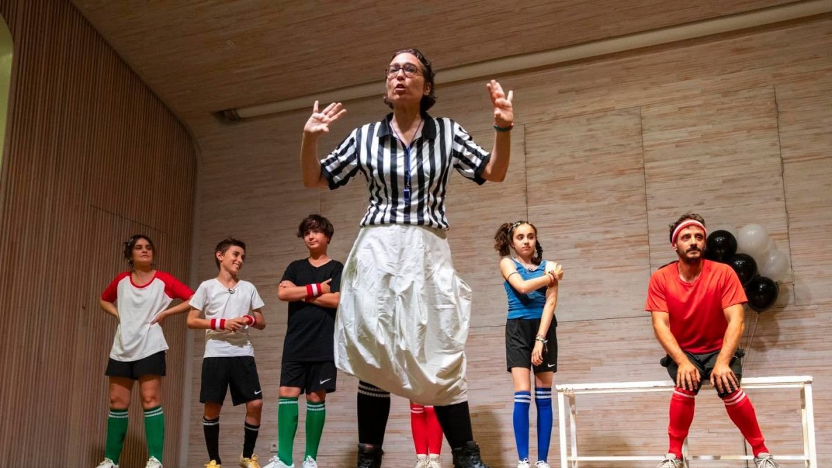 Lucía Miranda en una imagen junto a niños del proyecto 'Yo Cuento'