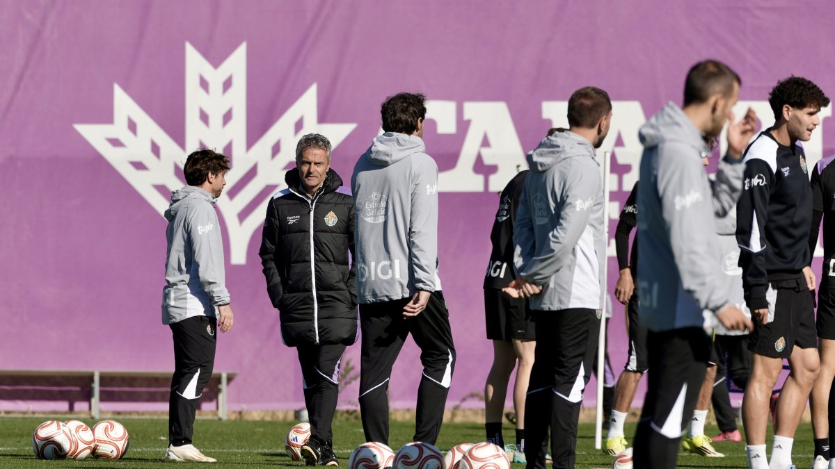 Escribá, de negro a la izquierda, durante el entrenamiento a puerta abierta del domingo.