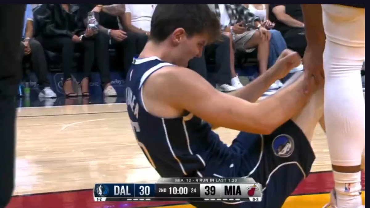 Sergio de Larrea tras caer lesionado ante Miami Heat.
