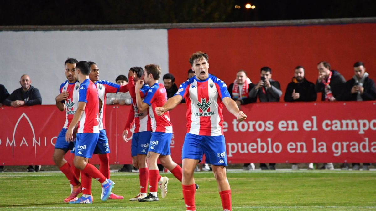 Chatún celebra uno de sus goles ante el Mirandés.