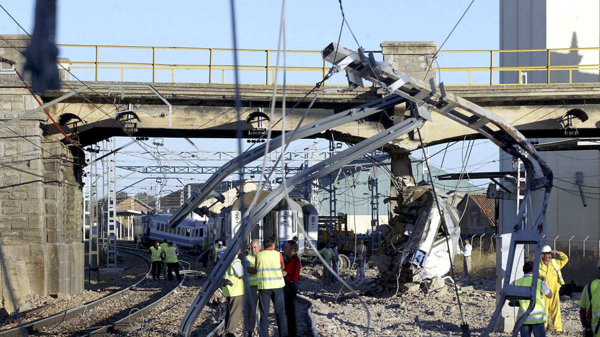 Accidente de tren en Villada (Palencia) de un Intercity que cubría la ruta Vigo-Hendaya