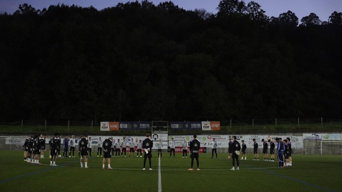 Minuto de silencio de los blanquivioleta por la tragedia de Urda antes de entrenar ayer en Siero.