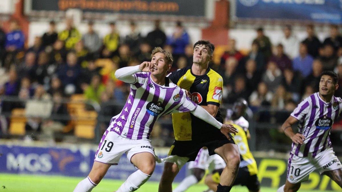Arnu espera un balón aéreo ante el Portugalete la pasada temporada.