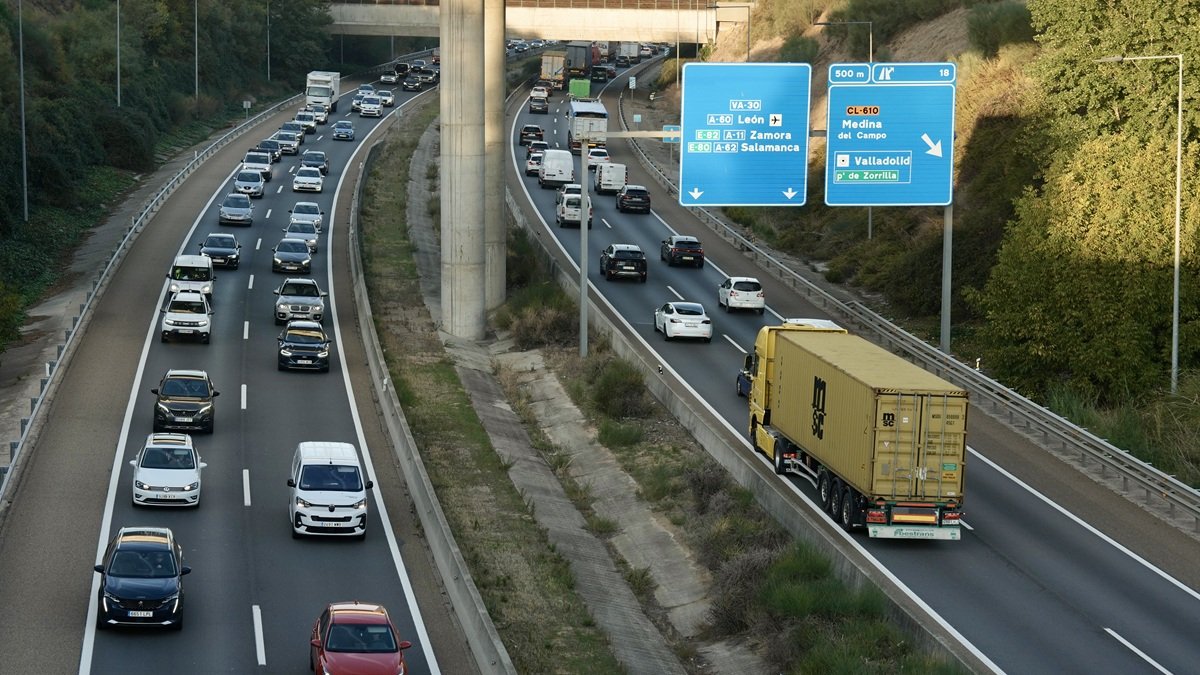 Intenso tráfico en la VA-30 de Valladolid
