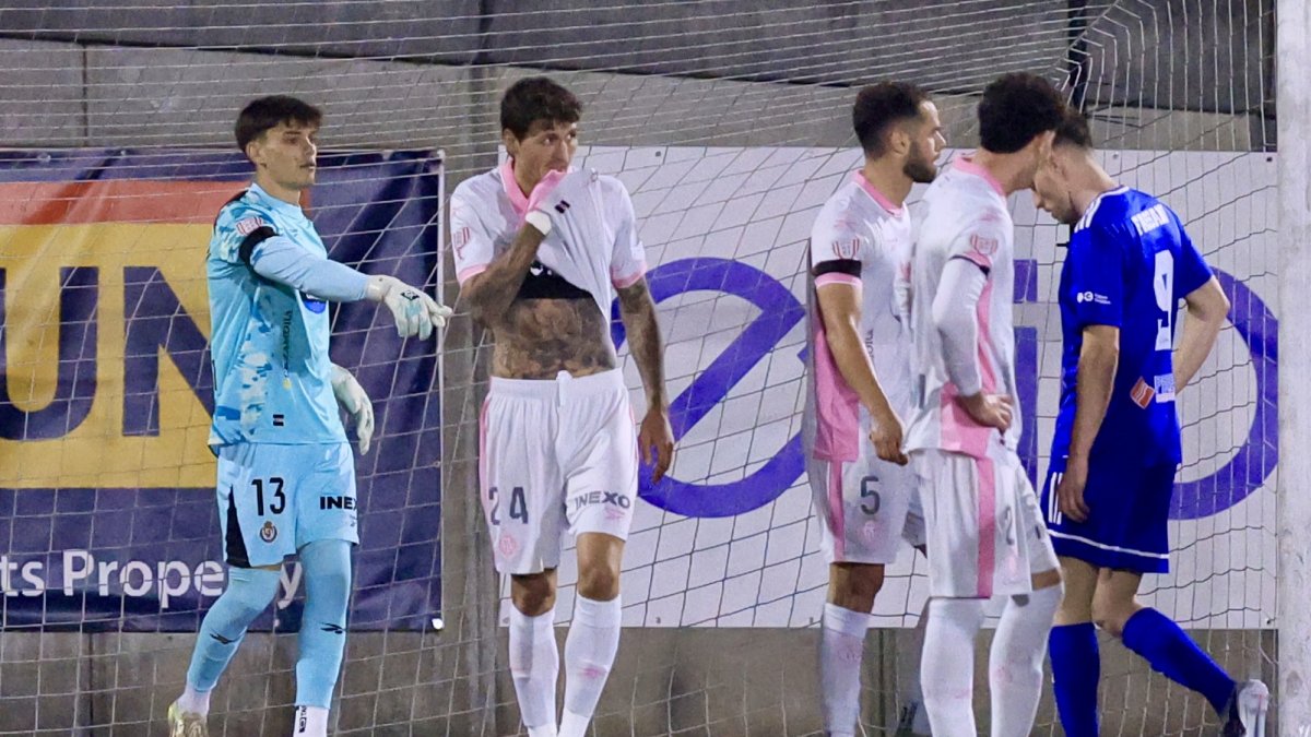 Dani Martín hace una indicación ante sus compañeros Juric, Martínez y Trilli, y un rival.