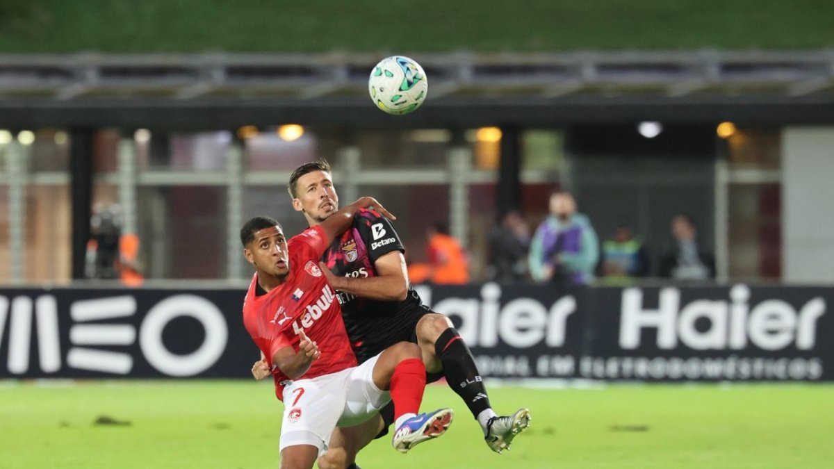 Oliveira (7), del Santa Clara, lucha por un balón con el benfiquista Lenglet.