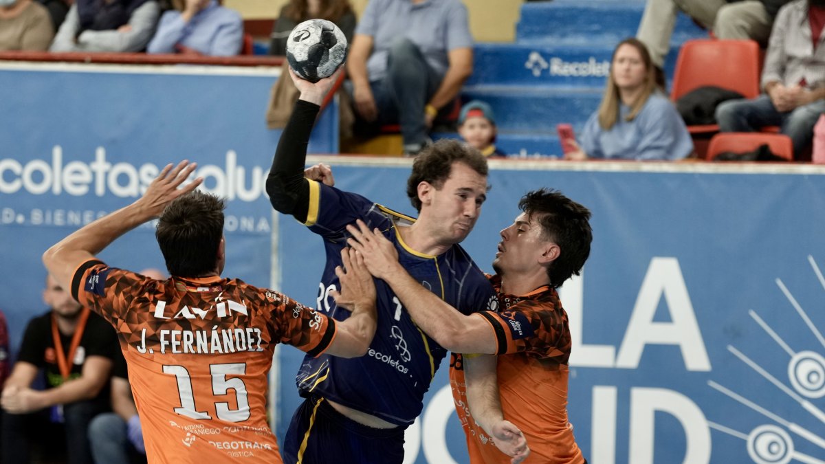 Alejandro Pisonero es objeto de falta ante Torrelavega.