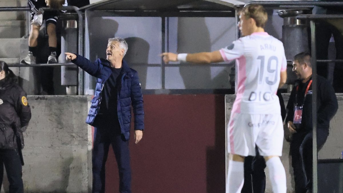 Escribá da una orden ante Arnu durante el partido de Copa del Rey frente al Covadonga.