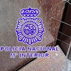 Imagen de una de las puertas con los hilos de pegamento intactos. E.M.