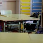 Pupitres y mochilas de escolares en un aula de un colegio de Valladolid.-EUROPA PRESS