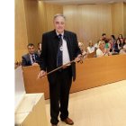 Avelino Álvarez posa con el bastón de mando de Laguna de Duero.- TWITTER PP LAGUNA