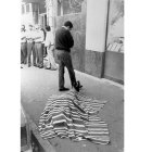 Manuel López Represa, de espaldas, junto al cuerpo de su padre tendido en el suelo el 15 de junio de 1990. | E. M.