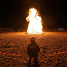 Hoguera en la Noche de San Juan en la playa de las Moreras en Valladolid-ICAL