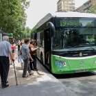 Viajeros se sube a un autobús de Auvasa en una imagen de archivo -J. M. LOSTAU