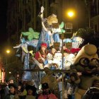 Carroza de Gaspar en la cabalgata de Reyes a su paso por la plaza de Zorrilla