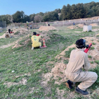 Un grupo de jóvenes participan en la batalla de ‘paintball’ que programó ayer Vallatarde. / E.M.