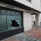 Estado de la luna del bar tras el atraco.-EL MUNDO