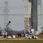 Guardias civiles, inspectores de trabajo y personal judicial, en el aerogenerador, poco después del doble accidente mortal. J.M. LOSTAU