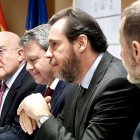 Jesús Julio Carnero y Óscar Puente en la reunión del Consejo de Administración de la Sociedad Valladolid Alta Velocidad, el 23 de febrero. ICAL