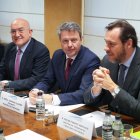 Carnero, Santano y Puente durante el consejo de administración.- J.M. LOSTAU