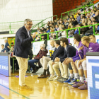 Paco García da instrucciones a su banquillo en la derrota en Ourense