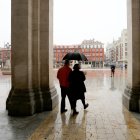 Una imagen de archivo de lluvia en la plaza Mayor de Valladolid