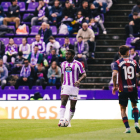 Boyomo controla el balón.