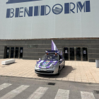 El vehículo con banderas blanquivioletas en Benidorm