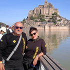 Alberto López y su mujer María Luisa ‘Mari’ Morate en una excursión a Mont Saint Michel (Normandía)
