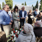 La ministra de Igualdad, Ana Redondo, saluda a familiares de las víctimas en el homenaje e inhumación de 199 víctimas del franquismo en el cementerio de El Carmen de Valladolid