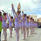 Bailarinas de la Escuela Profesional de Danza en la Plaza Portugalete
