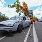 Una grúa saca el vehículo accidentado en la Avenida Salamanca