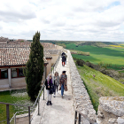 Turistas recorren la muralla de Urueña, un pueblo de Valladolid de apenas 200 habitantes